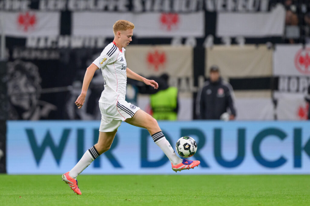 FRANKFURT AM MAIN, GERMANY - OCTOBER 28: Hugo Larsson of Eintracht Frankfurt in action during the DFB Cup match between Eintracht Frankfurt and Borussia Dortmund at Deutsche Bank Park on October 28, 2025 in Frankfurt am Main, Germany. (Photo by Christian Kaspar-Bartke/Getty Images)