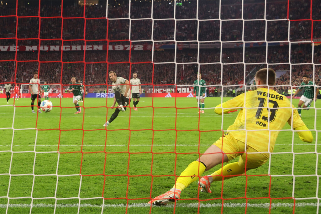 MUNICH, GERMANY - SEPTEMBER 26: Karl Hein of Werder Bremen dives and fails to save the penalty of Harry Kane of Bayern Munich, resulting in a second goal during the Bundesliga match between FC Bayern München and SV Werder Bremen at Allianz Arena on September 26, 2025 in Munich, Germany. (Photo by Alexander Hassenstein/Getty Images)