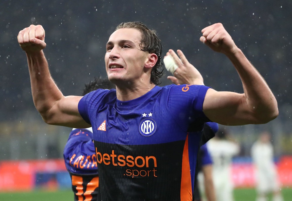 Francesco Pio Esposito of FC Internazionale Milano celebrates scoring his team's third goal during the Serie A match between FC Internazionale and ...