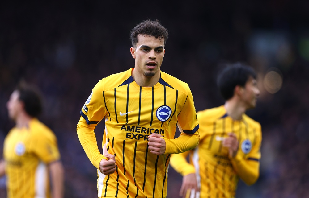 Yasin Ayari of Brighton & Hove Albion celebrates scoring his team's first goal during the Premier League match between Fulham and Brighton & Hove A...
