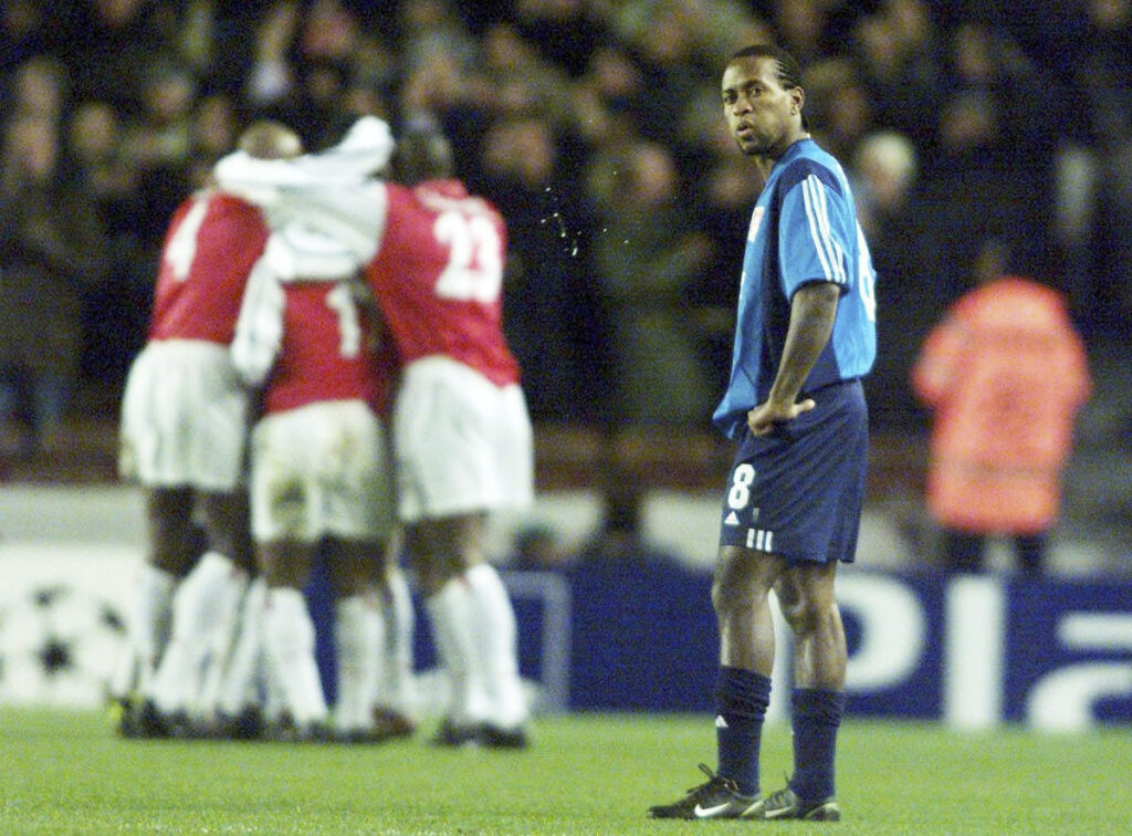 LONDON, UNITED KINGDOM - FEBRUARY 27: CHAMPIONS LEAGUE 01/02, London; ARSENAL LONDON - BAYER 04 LEVERKUSEN; JUBEL ARSENAL . ENTTAEUSCHUNG Ze ROBERTO/LEVERKUSEN (Photo by Sandra Behne/Bongarts/Getty Images)
