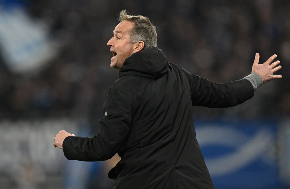 Kasper Hjulmand, head coach of Bayer Leverkusen gestures during the Bundesliga match between Hamburger SV and Bayer 04 Leverkusen at Volksparkstadion on March 04, 2026 in Hamburg, Germany. (Photo by Stuart Franklin/Getty Images)