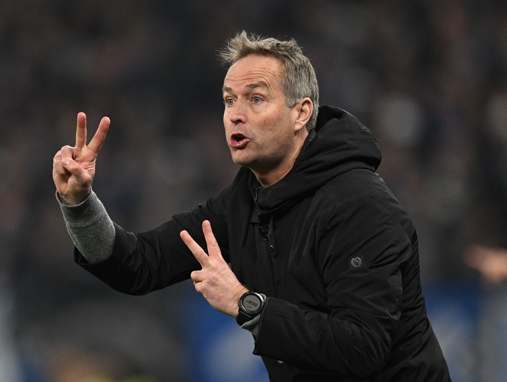 Kasper Hjulmand, head coach of Bayer Leverkusen gestures during the Bundesliga match between Hamburger SV and Bayer 04 Leverkusen at Volksparkstadion on March 04, 2026 in Hamburg, Germany. (Photo by Stuart Franklin/Getty Images)