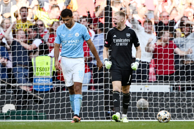 LONDON, ENGLAND - AUGUST 06: Aaron Ramsdale of Arsenal celebrates having won the penalty shoot out ahead of a dejected Rodri of Manchester City dur...