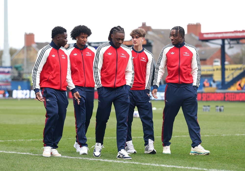 Arsenal players inspect the pitch prior to the Emirates FA Cup Fifth Round match between Mansfield Town and Arsenal at One Call Stadium on March 07, 2026 in Mansfield, England. (Photo by Julian Finney/Getty Images)