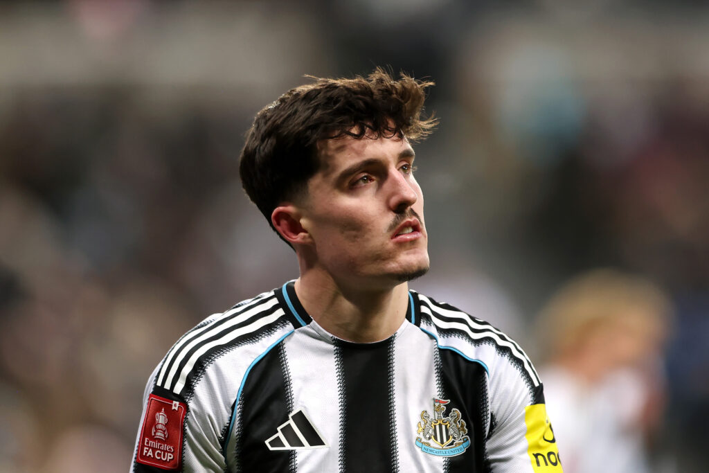 NEWCASTLE UPON TYNE, ENGLAND - JANUARY 10: Tino Livramento of Newcastle United reacts as he leaves the pitch following an injury during the Emirates FA Cup Third Round match between Newcastle United and AFC Bournemouth at St James' Park on January 10, 2026 in Newcastle upon Tyne, England. (Photo by Annabel Lee-Ellis/Getty Images)
