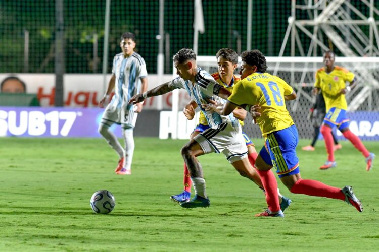 Simon Escobar of Argentina drives the ball against Samuel Martinez of Colombia during the FIFA U17 World Cup 2026 Qualifier Copa CONMEBOL Final mat...