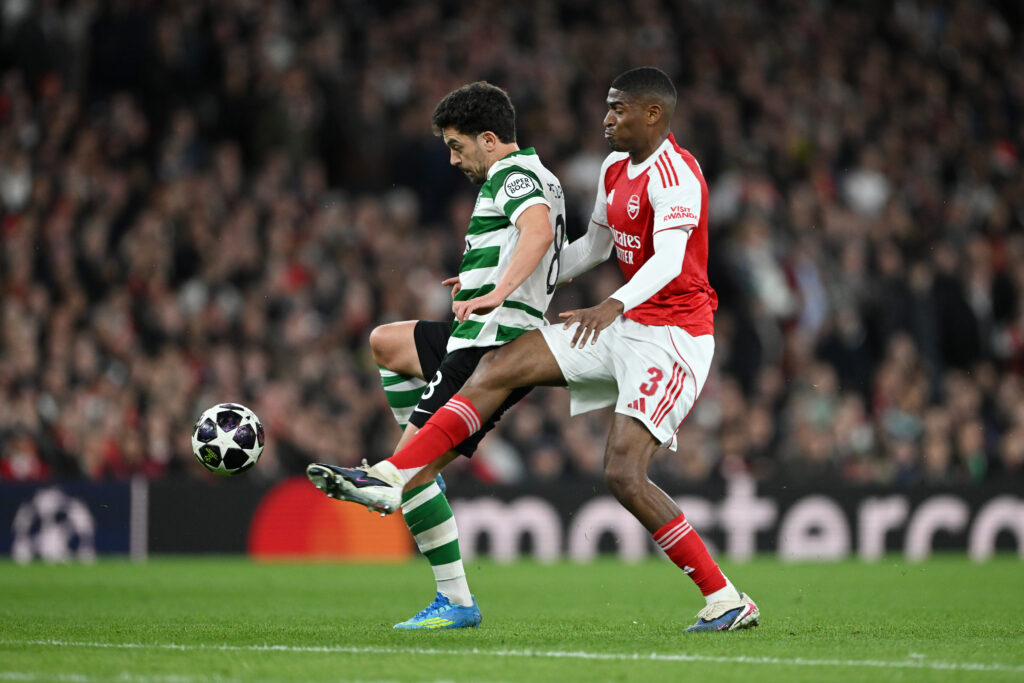 Cristhian Mosquera challenges a Sporting player for the ball