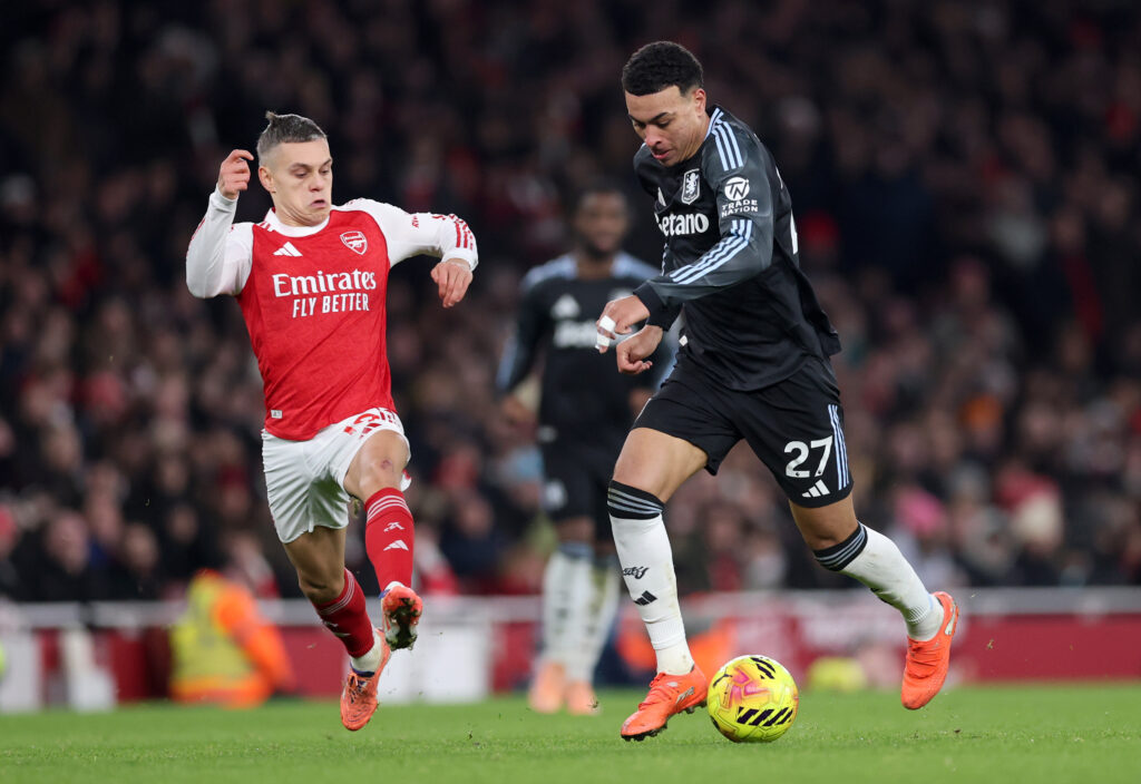 Arsenal consider new contract for 24yo on 1 condition 3 LONDON, ENGLAND - DECEMBER 30: Morgan Rogers of Aston Villa runs with the ball whilst under pressure from Leandro Trossard of Arsenal during the Premier League match between Arsenal and Aston Villa at Emirates Stadium on December 30, 2025 in London, England. (Photo by Julian Finney/Getty Images)
