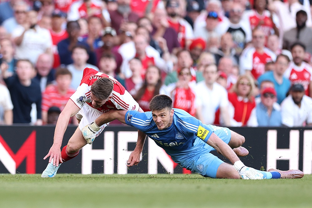 Nick Pope of Newcastle United fouls Viktor Gyoekeres of Arsenal during the Premier League match between Arsenal and Newcastle United at Emirates St...