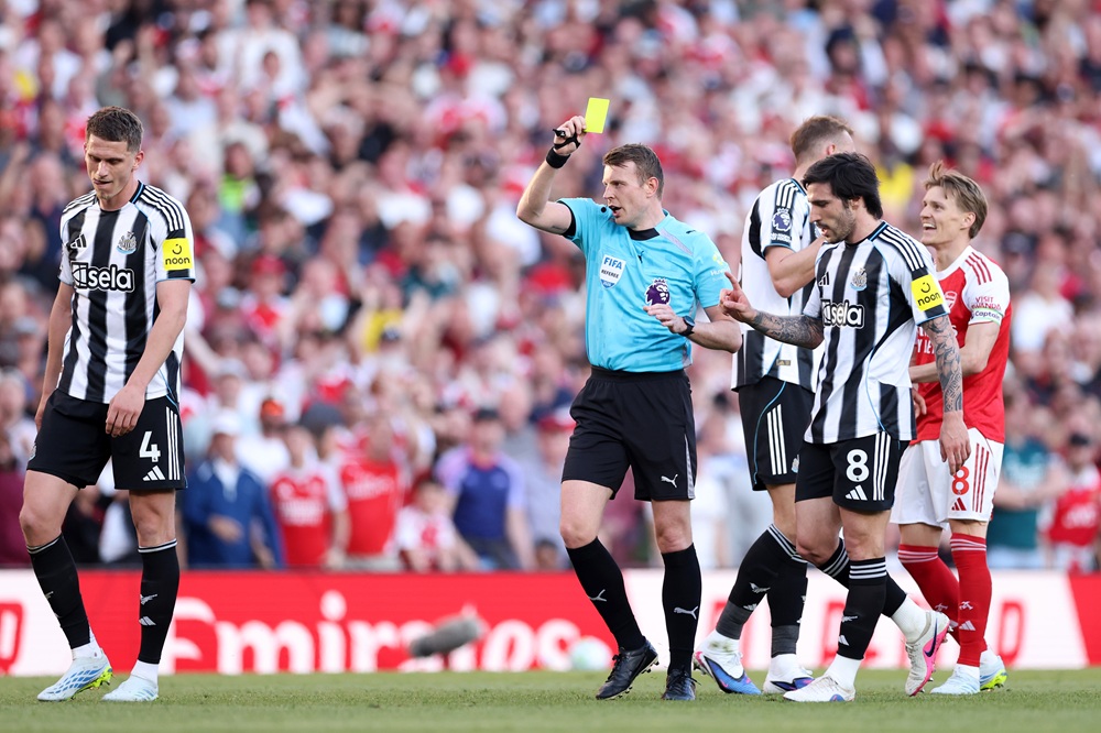 Referee Sam Barrott shows Nick Pope of Newcastle United (not pictured) a yellow card during the Premier League match between Arsenal and Newcastle United at Emirates Stadium on April 25, 2026 in London, England. (Photo by Richard Heathcote/Getty Images)