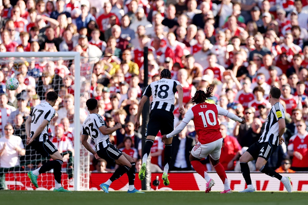 Eberechi Eze of Arsenal scores his team's first goal during the Premier League match between Arsenal and Newcastle United at Emirates Stadium on Ap...