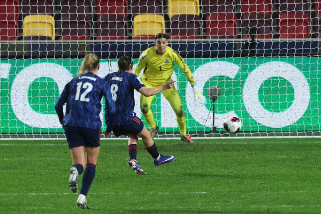 LONDON, ENGLAND - JANUARY 28: Mariona Caldentey of Arsenal scores her team's third goal from the penalty spot during the FIFA Women's Champions Cup 2026 Semi Final match between Arsenal Women FC and ASFAR at Brentford stadium on January 28, 2026 in London, England. (Photo by Richard Pelham/Getty Images)