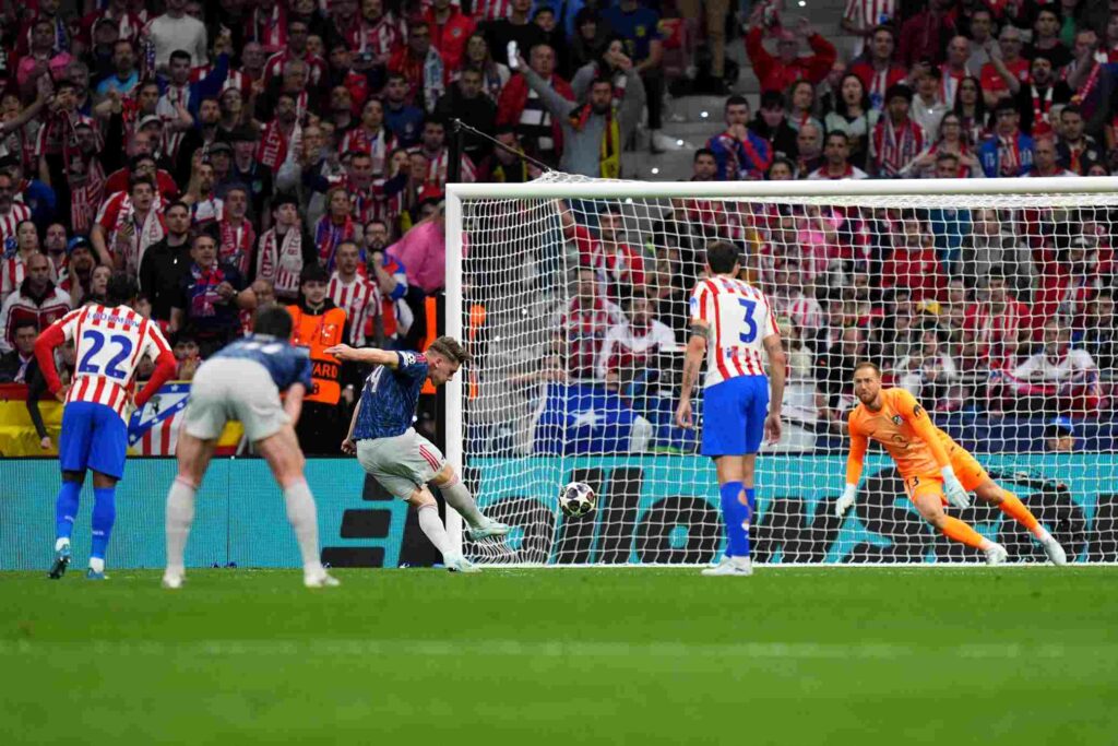 Viktor Gyokeres blasts home his penalty v Atletico Madrid