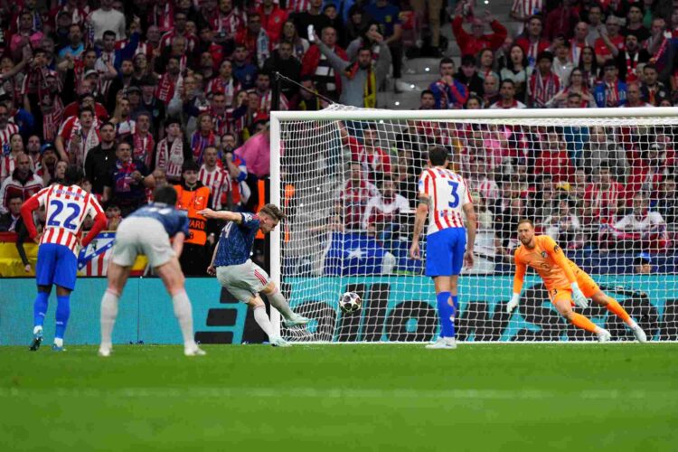 Viktor Gyokeres blasts home his penalty v Atletico Madrid