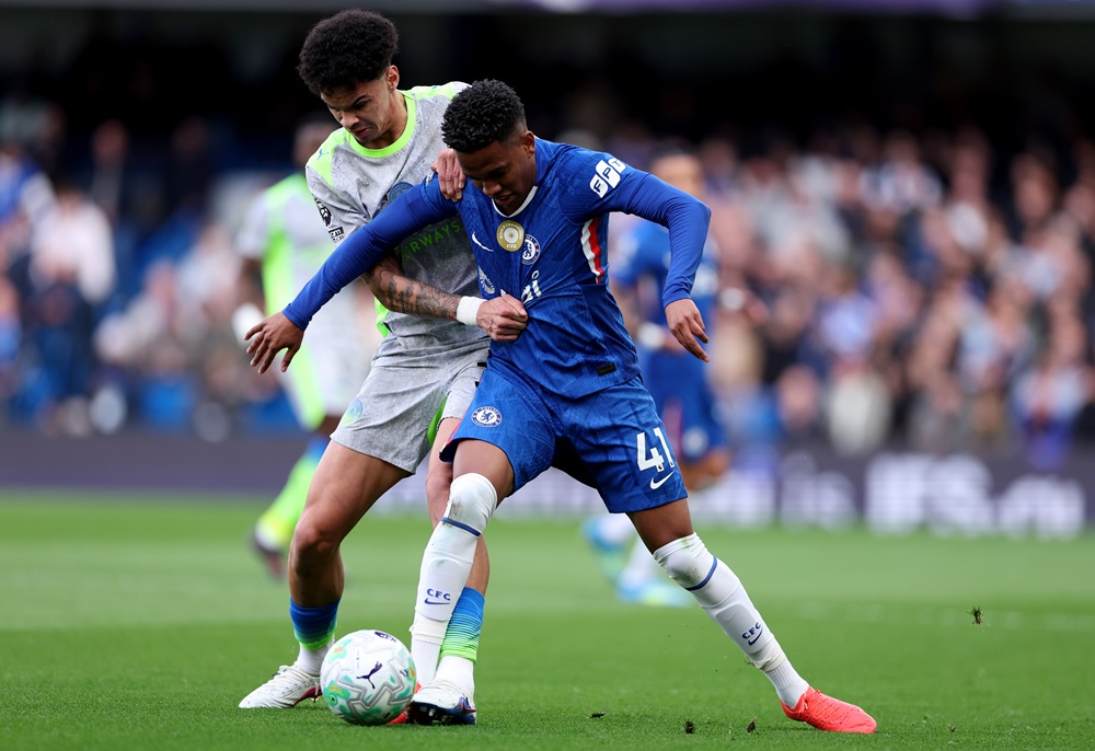 Estevao of Chelsea is challenged by Nico O'Reilly of Manchester City during the Premier League match between Chelsea and Manchester City at Stamford Bridge on April 12, 2026 in London, England. (Photo by Justin Setterfield/Getty Images)
