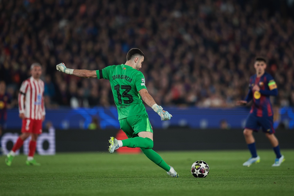 Atletico take control of Barca tie - winner to face Arsenal or Sporting 4 Joan Garcia of FC Barcelona pass the ball during the UEFA Champions League 2025/26 Quarter-Final First Leg match between FC Barcelona and Club Atlético de Madrid at Estadi Olimpic Lluis Companys on April 08, 2026 in Barcelona, Spain. (Photo by Eric Alonso/Getty Images)