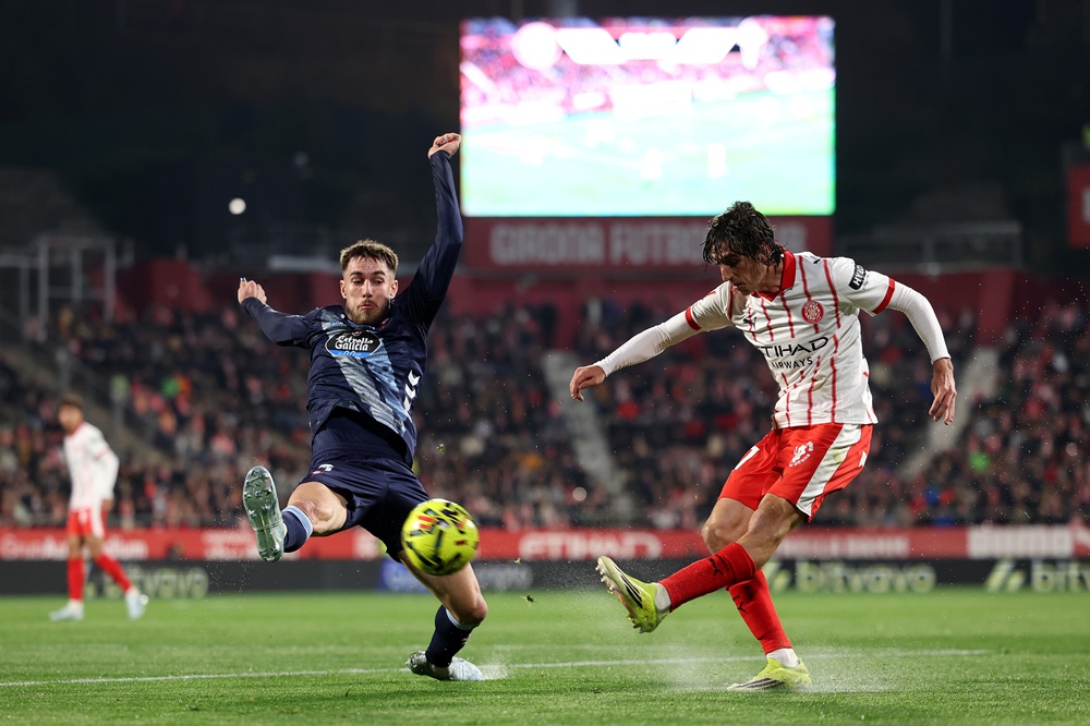 Oscar Mingueza of Celta Vigo and Bryan Gil of Girona FC battle for possession during the LaLiga EA Sports match between Girona FC and RC Celta de Vigo at Montilivi Stadium on March 01, 2026 in Girona, Spain. (Photo by Judit Cartiel/Getty Images)