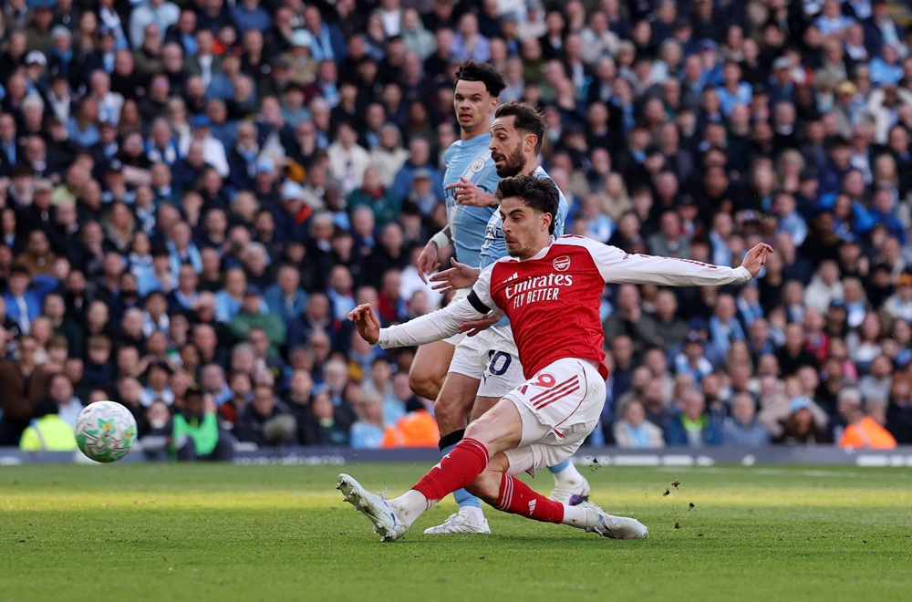 Kai Havertz of Arsenal takes a shot on goal which is saved by Gianluigi Donnarumma of Manchester City (not pictured) during the Premier League match between Manchester City and Arsenal at Etihad Stadium on April 19, 2026 in Manchester, England. (Photo by Carl Recine/Getty Images)