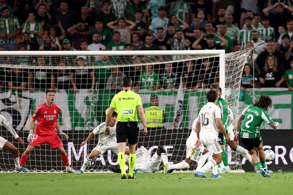 Hector Bellerin of Real Betis scores his team's first goal during the LaLiga EA Sports match between Real Betis Balompie and Real Madrid CF at Esta...