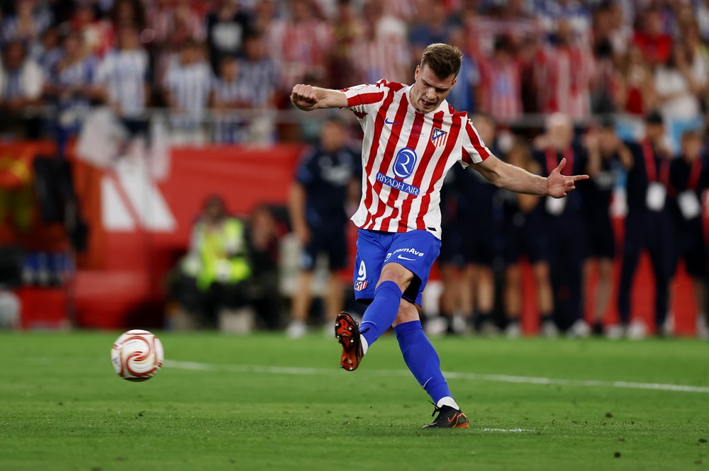 Alexander Sorloth of Atletico de Madrid misses his team's first penalty in the penalty shoot out during the Copa Del Rey Final match between Real Sociedad and Atletico de Madrid at Estadio de La Cartuja on April 18, 2026 in Seville, Spain. (Photo by Fran Santiago/Getty Images)