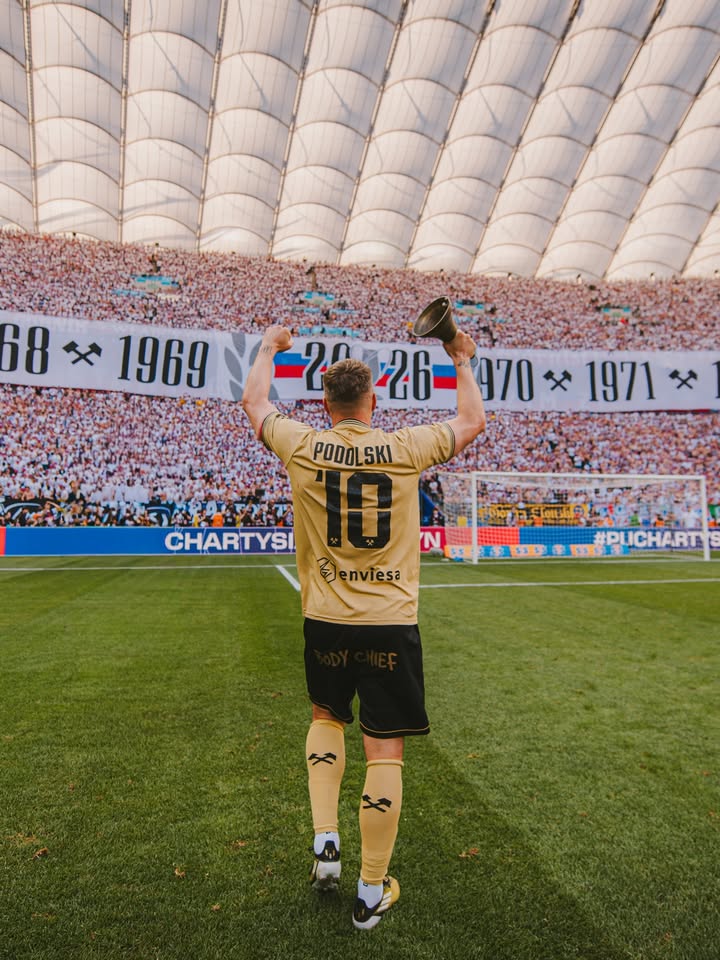 Lukas Podolski (Photo via PucharPolskiPZPN on Instagram)