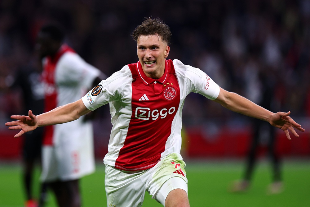 Mika Godts of Ajax celebrates scoring his team's second goal during the UEFA Europa League 2024/25 League Phase MD1 match between AFC Ajax and Besiktas JK at Johan Cruijff Arena on September 26, 2024 in Amsterdam, Netherlands. (Photo by Dean Mouhtaropoulos/Getty Images)