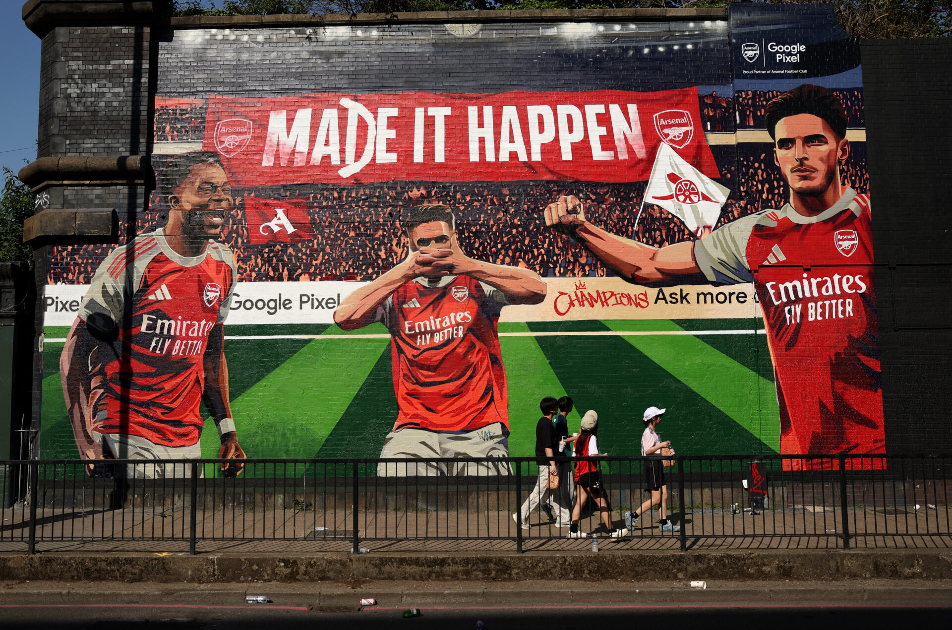 Best photos as Arsenal lift Premier League trophy 28 LONDON, ENGLAND - MAY 24: Arsenal fans celebrate at the Emirates Stadium on May 24, 2026 in London, England. Arsenal have won their first Premier League title in 22 years. (Photo by Julian Finney/Getty Images)