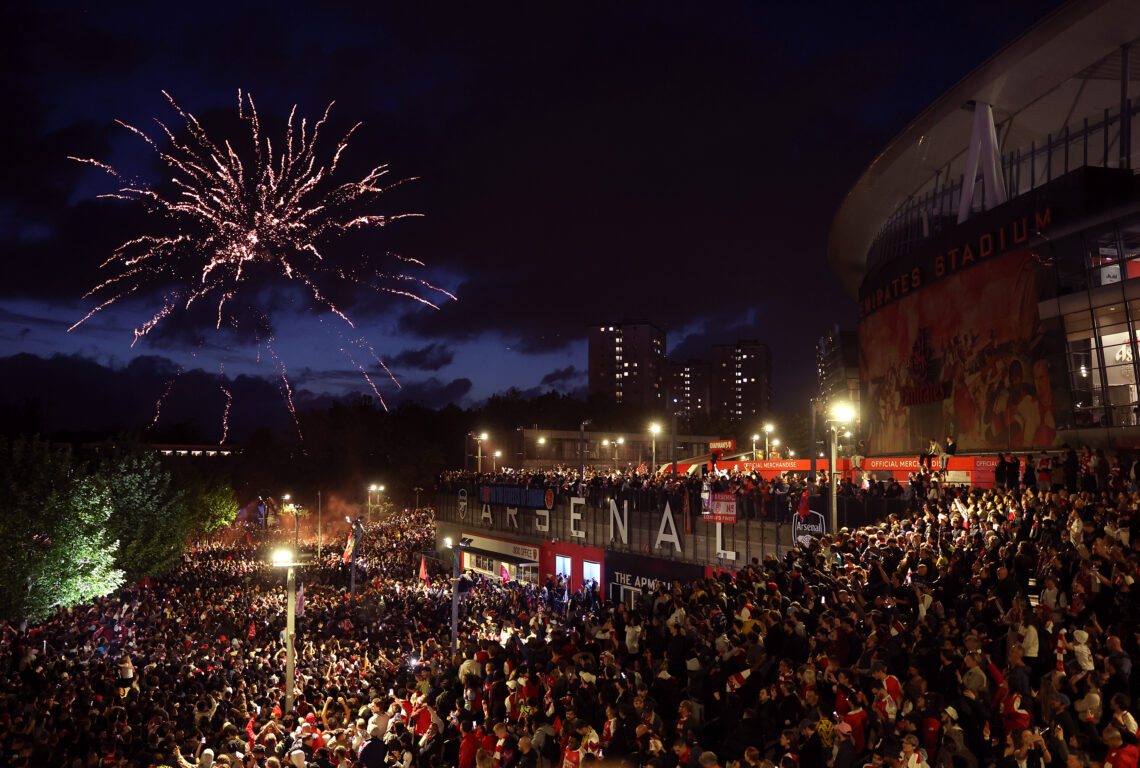 arsenal fans outside emirates stadium as title rivals manchester city play afc bournemouth