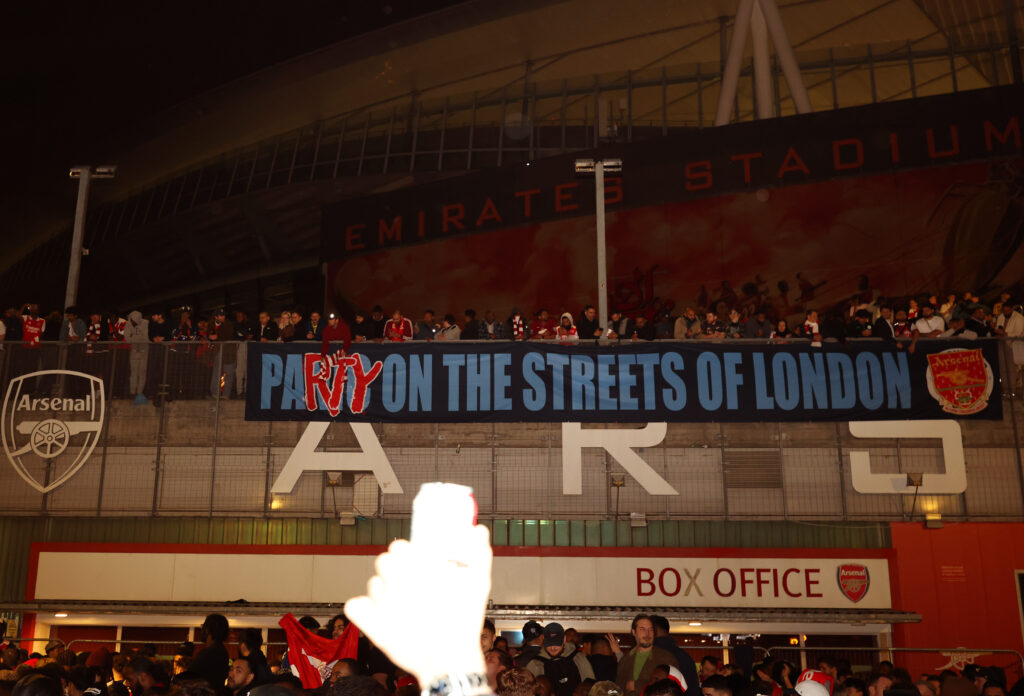 arsenal fans outside emirates stadium as title rivals manchester city play afc bournemouth 2