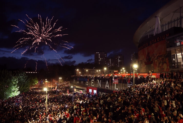 arsenal fans outside emirates stadium as title rivals manchester city play afc bournemouth