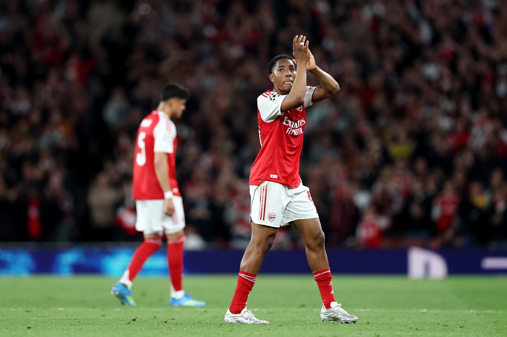 Myles Lewis-Skelly of Arsenal applauds the fans as he leaves the pitch injured during the UEFA Champions League 2025/26 Semi Final Second Leg match between Arsenal FC and Atletico de Madrid at Arsenal Stadium on May 05, 2026 in London, England. (Photo by Justin Setterfield/Getty Images)