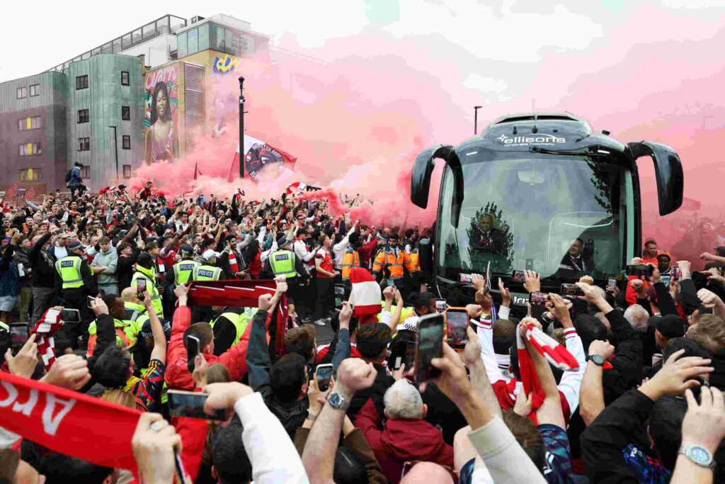 Arsenal focus on Burnley as Arteta eyes final home step 10 The Arsenal team bus arrives to fans waiting outside the stadium as red smoke flares are set off prior to the UEFA Champions League 2025/26 Semi Final Second Leg match between Arsenal FC and Atletico de Madrid at Arsenal Stadium on May 05, 2026 in London, England.