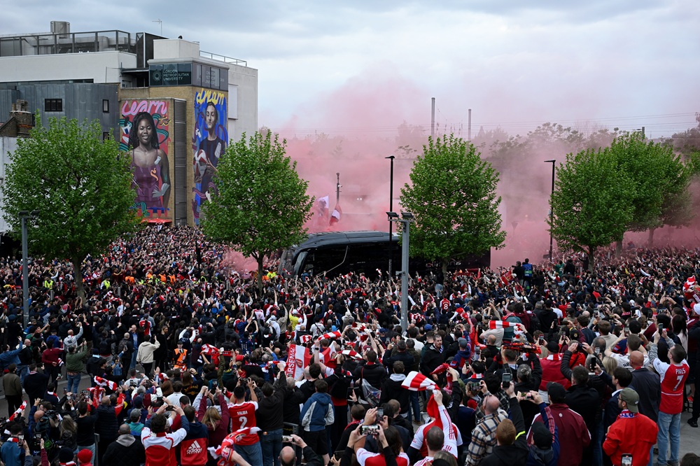 A general view of the Arsenal team bus arriving to fans waiting outside the stadium as red smoke flares are set off prior to the UEFA Champions League 2025/26 Semi Final Second Leg match between Arsenal FC and Atletico de Madrid at Arsenal Stadium on May 05, 2026 in London, England. (Photo by Shaun Botterill/Getty Images)