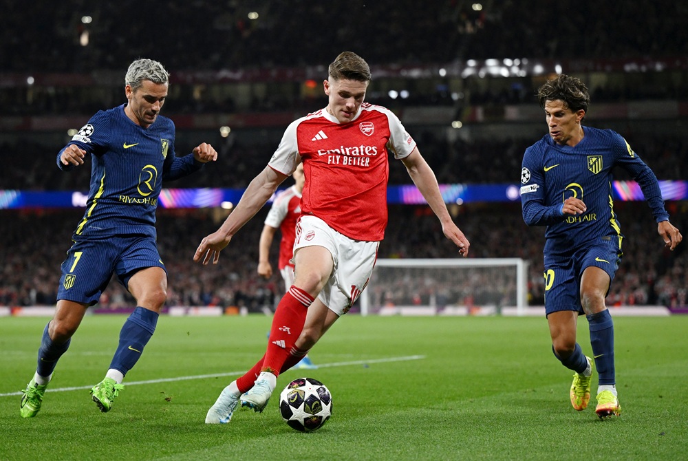 Viktor Gyoekeres of Arsenal controls the ball while under pressure from Antoine Griezmann and Giuliano Simeone of Atletico de Madrid during the UEFA Champions League 2025/26 Semi Final Second Leg match between Arsenal FC and Atletico de Madrid at Arsenal Stadium on May 05, 2026 in London, England. (Photo by Shaun Botterill/Getty Images)