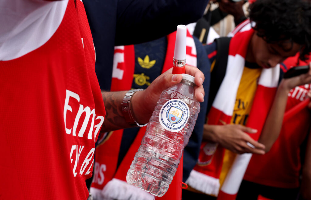 Arsenal parade: All the details, photos, video 11 ISLINGTON, ENGLAND - MAY 31: A fan of Arsenal holds a Manchester City branded water bottle prior to the Arsenal trophy parade on May 31, 2026 in Islington, England. Arsenal clinched their first Premier League title in 22 years earlier this month. (Photo by Alex Pantling/Getty Images)