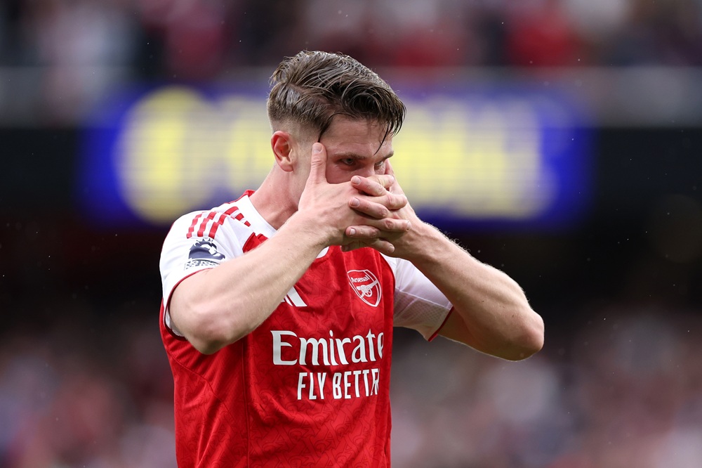 Viktor Gyoekeres of Arsenal celebrates scoring his team's third goal during the Premier League match between Arsenal and Fulham at Emirates Stadium...