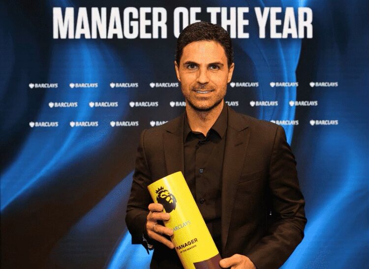 Mikel Arteta with his Premier League Manager of the Season award