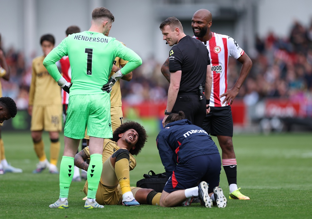 Crystal Palace player suffers injury pre-Arsenal clash 1 Chris Richards of Crystal Palace reacts as he receives medical treatment during the Premier League match between Brentford and Crystal Palace at Gt...