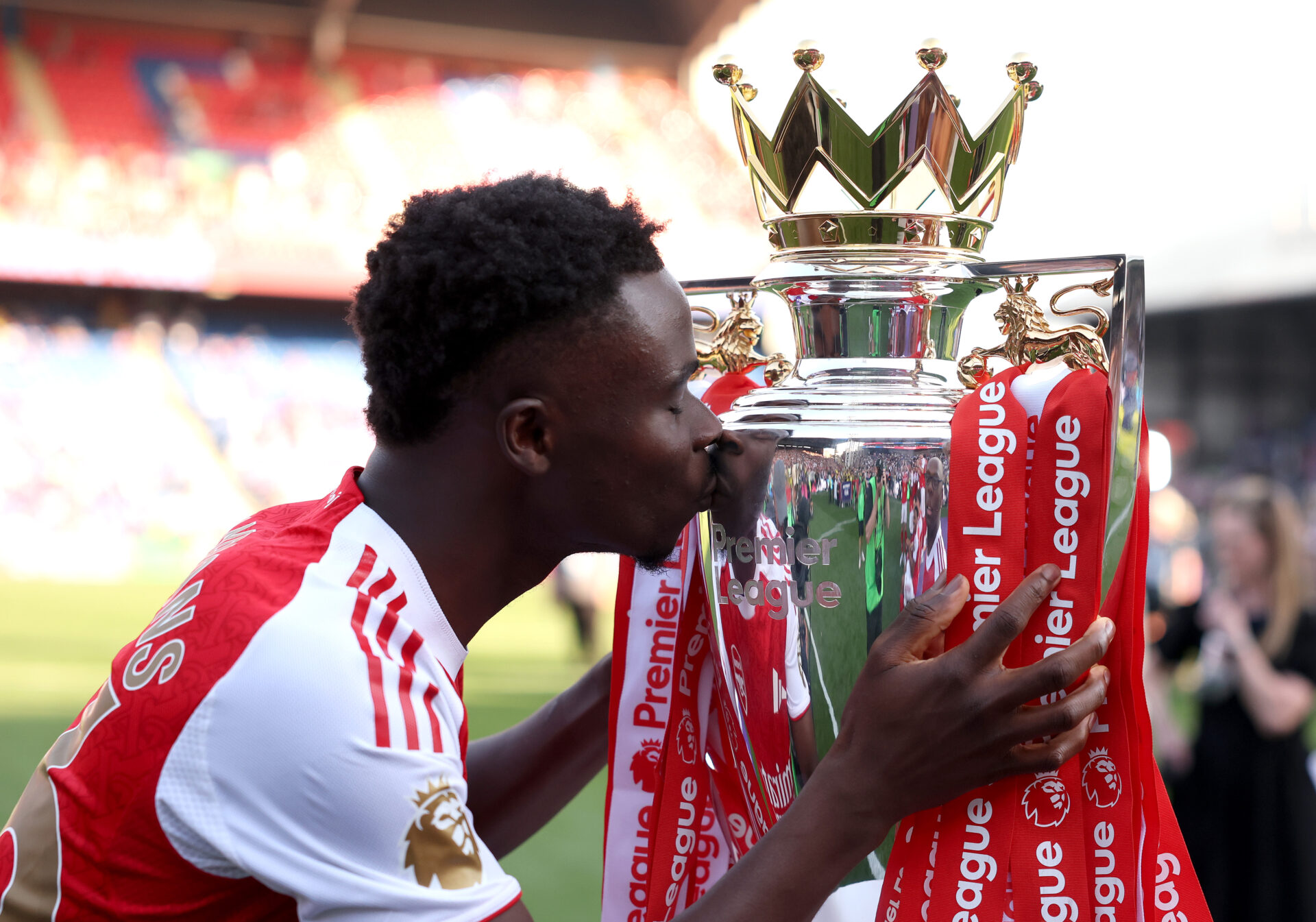Best photos as Arsenal lift Premier League trophy 14 LONDON, ENGLAND - MAY 24: Bukayo Saka of Arsenal kisses the Premier League trophy, as Arsenal are crowned the Champions of the Premier League for the 2025/26 Season, after the Premier League match between Crystal Palace and Arsenal at Selhurst Park on May 24, 2026 in London, England. (Photo by Michael Regan/Getty Images For Premier League)