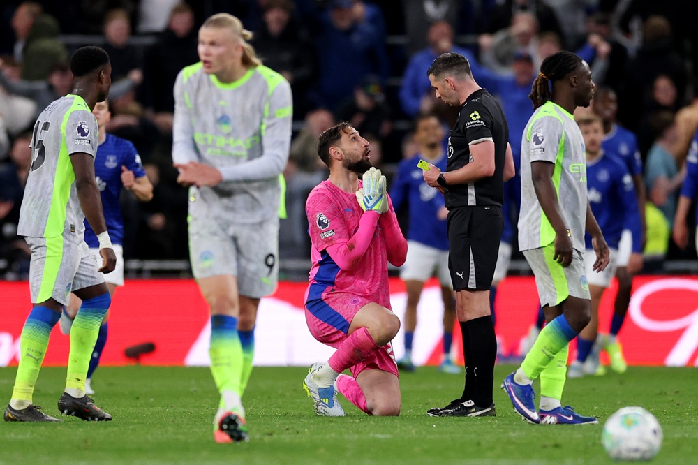 Gianluigi Donnarumma of Manchester City speaks with referee Michael Oliver during the Premier League match between Everton and Manchester City at Hill Dickinson Stadium on May 04, 2026 in Liverpool, England. (Photo by Michael Regan/Getty Images)