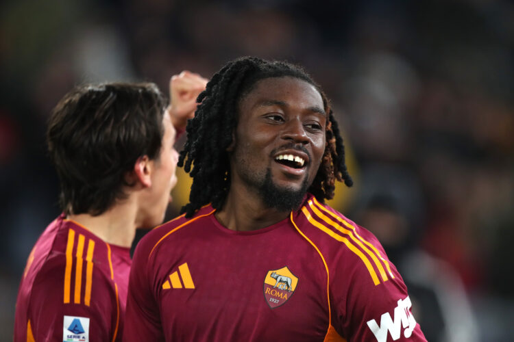 Manu Kone with his teammates of AS Roma celebrates after scoring the opening goal during the Serie A match between AS Roma and US Sassuolo Calcio a...