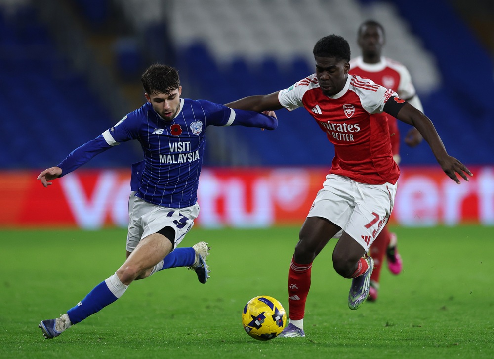 Joshua Ogunnaike of Arsenal battles for possession with Isaak Davies of Cardiff City during the Vertu Trophy Group Stage match between Cardiff City...