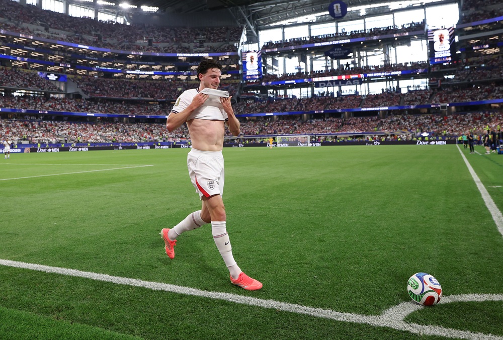 Declan Rice #4 of England pepares to take a corner kick during the FIFA World Cup 2026 Group L match between England and Croatia at Dallas Stadium on June 17, 2026 in Arlington, Texas. (Photo by Michael Steele/Getty Images)
