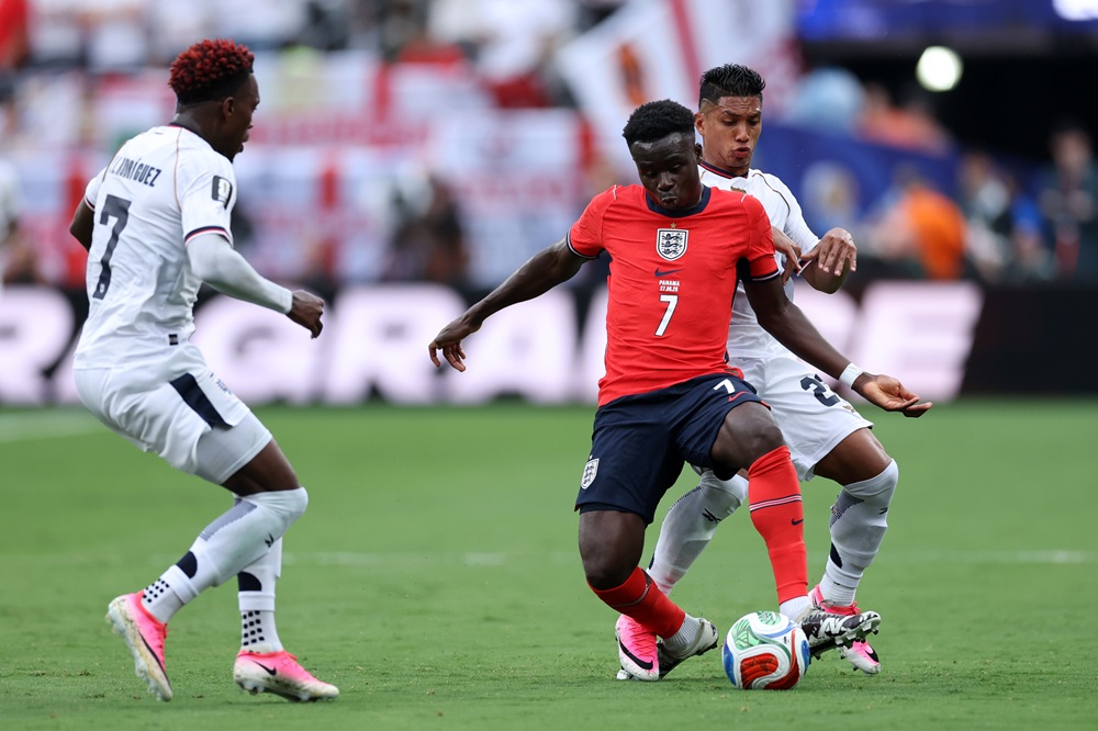 Bukayo Saka #7 of England controls the ball under pressure from Jose Luis Rodriguez #7 and Jorge Gutierrez #26 of Panama during the FIFA World Cup 2026 Group L match between Panama and England at New York New Jersey Stadium on June 27, 2026 in East Rutherford, New Jersey. (Photo by Buda Mendes/Getty Images)