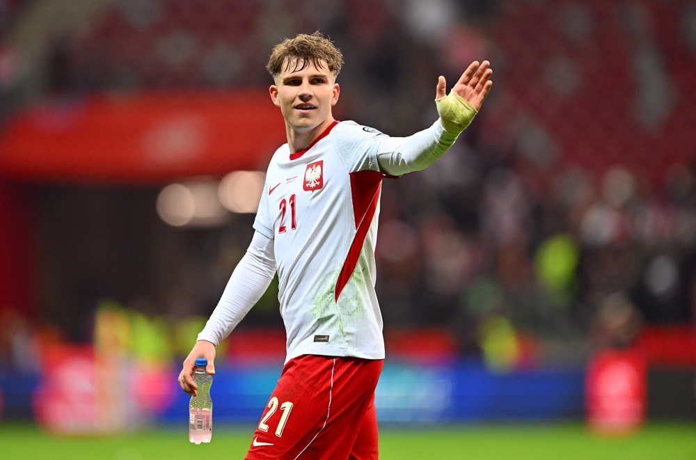 Oskar Pietuszewski of Poland waves to the fans after the team's victory in the FIFA World Cup 2026 European Qualifiers KO play-offs match between Poland and Albania at PGE Narodowy on March 26, 2026 in Warsaw, Poland. (Photo by Mateusz Slodkowski/Getty Images)
