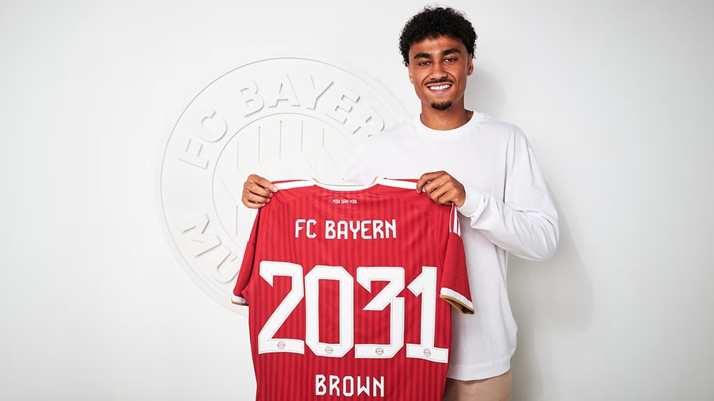 Nathaniel Brown signing for Bayern Munich (Photo via FCBayern.com)