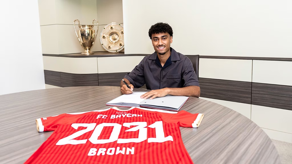 Nathaniel Brown signing for Bayern Munich (Photo via FCBayern.com)