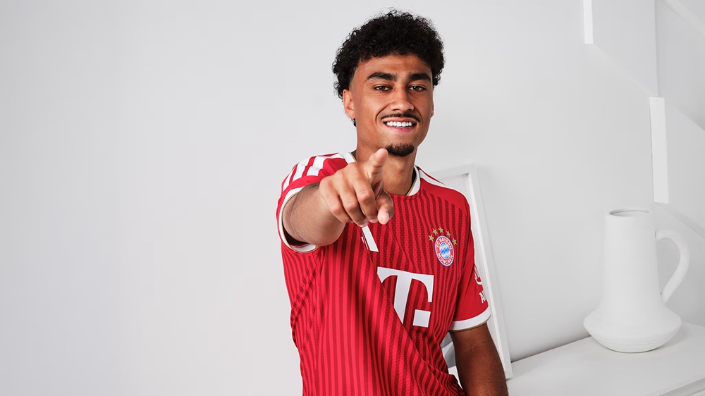 Nathaniel Brown signing for Bayern Munich (Photo via FCBayern.com)
