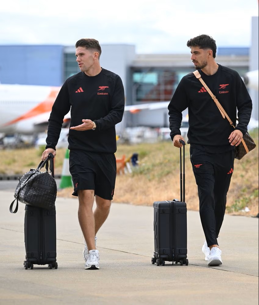 Viktor Gyokeres and Kai Havertz travelling to Girona (Photo via Arsenal.com)